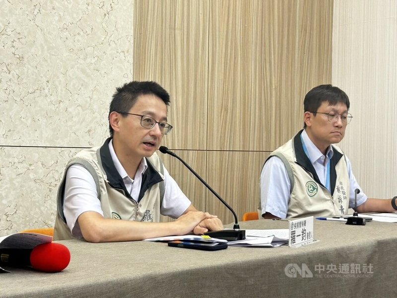 衛福部疾管署1日表示,國內6月共新增17例百日咳,包含1起家庭延伸校園群聚及3起家庭群聚。疾管署發言人羅一鈞(左)指出,這起校園群聚共5名學生感染,為12年來最大規模。中央社記者曾以寧攝 114年7月1日
