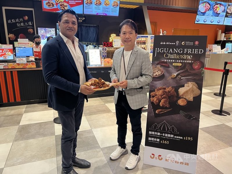時序入炎夏,多家中市餐飲及飯店業者推出多款結合國際元素美食,其中有本土連鎖炸雞業者與印度餐廳合作,即日起推出聯名新品「咖哩炸雞」,結合卡滋脆餅、咖哩沾醬套餐組合供選擇。中央社記者郝雪卿攝 114年7月1日