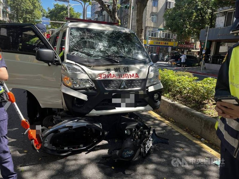 台北市松山區三民路、富錦街口1日發生車禍,一輛民間救護車鳴笛護送轉診病患途中,與機車騎士60歲黃姓男子碰撞,警消獲報到場救出黃男,但已無呼吸心跳,經送醫搶救仍不治。(翻攝照片)中央社記者黃麗芸傳真 114年7月1日
