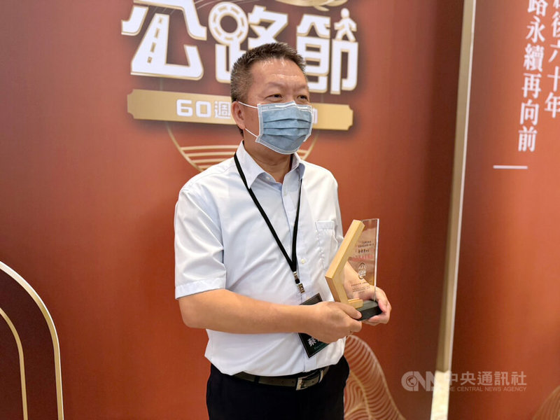 交通部公路局1日舉辦公路節60週年慶祝活動,並表揚16名公路基層人員及78個機關團體,在阿里山深耕26年的公路局雲嘉南區養護工程分局科長蔡衛勇(圖),成功解決台18線阿里山公路五彎仔的地滑問題,獲得傑出基層主管獎。中央社記者余曉涵攝 114年7月1日
