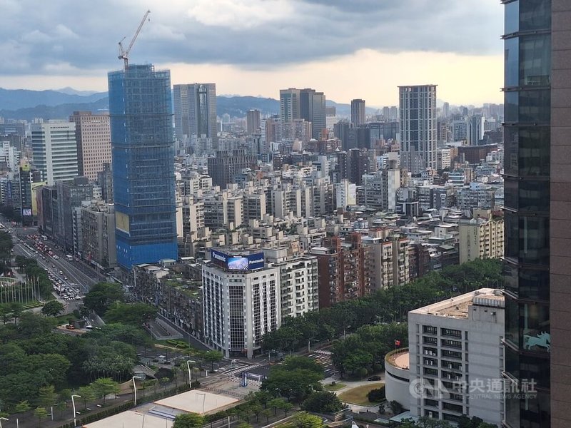 地政局1日公布全台六都合計6月建物買賣移轉棟數,合計為1萬8095棟,月增5.2%、年減24%;房仲指出,6月房市多空交雜,尤其銀行核貸仍嚴,購屋族心態保守。圖為台北市街景。中央社記者何秀玲攝 114年7月1日