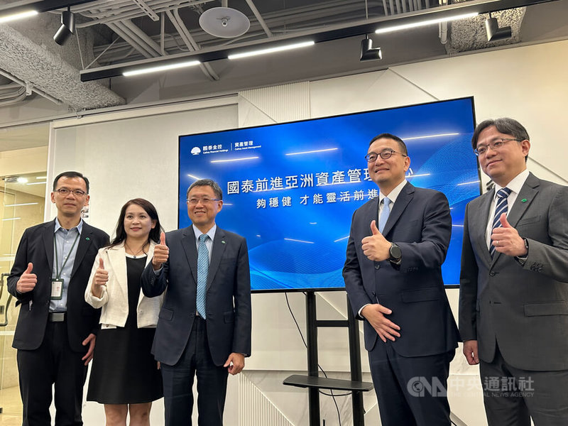 國泰世華銀行與國泰人壽1日宣布,正式啟動高雄資產管理專區業務。右起為國泰世華銀私人銀行執行長暨高資產業務負責人傅伯昇、國泰世華銀資深副總經理胡醒賢、國泰人壽執行副總經理林昭廷、國泰人壽副總經理凃薏如與國泰人壽副總經理鄭紹鍇。中央社記者蘇思云攝 114年7月1日