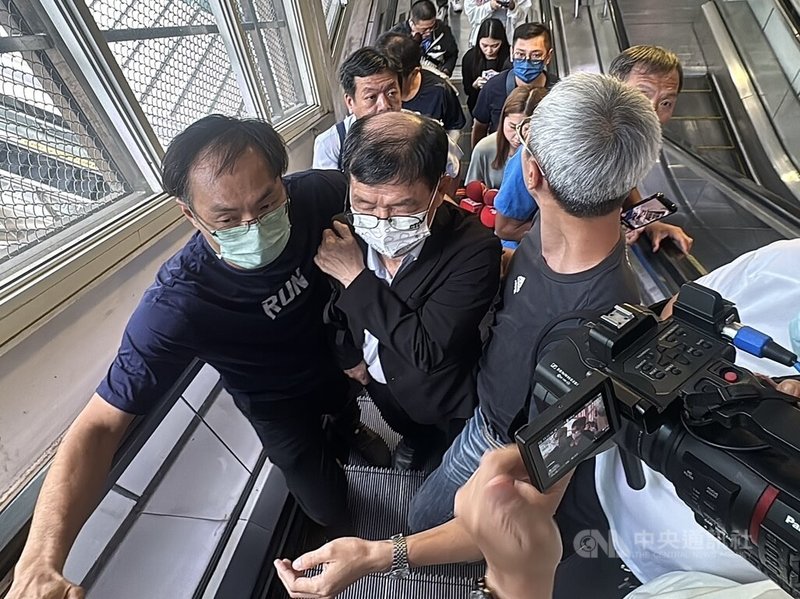 台北市前副市長彭振聲(前中)妻子1日在高雄住處墜樓身亡,彭振聲聞訊痛哭失聲,向法院請假南下返家,下午抵達高鐵左營站,接著馬不停蹄趕往妻子位於三民區的住處。(珍惜生命,自殺不能解決問題,生命一定可以找到出路。若須諮商或相關協助,可撥衛福部專線「1925」、生命線專線「1995」或張老師服務專線「1980」。)中央社記者董俊志攝 114年7月1日