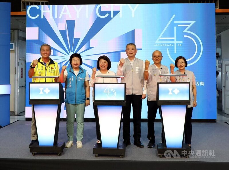 嘉義市政府1日舉辦「嘉義市恢復升格省轄市43週年慶祝活動」,市長黃敏惠(左3)指升格43年來,嘉義市在各個領域持續成長,且一步一腳印持續進步。中央社記者黃國芳攝 114年7月1日