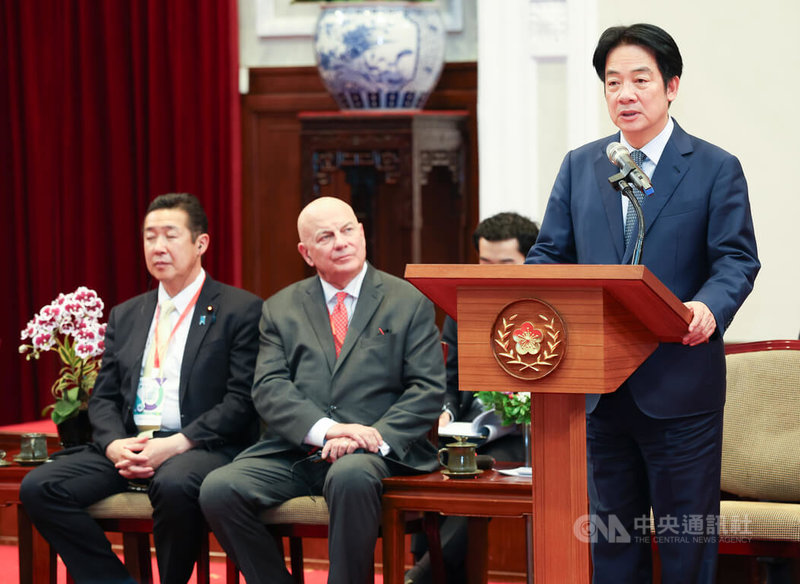 總統賴清德(右)1日下午在總統府接見「2025台灣海洋國際論壇」訪問團,感謝各位貴賓不遠千里來台共襄盛舉,一起分享寶貴的意見與經驗。中央社記者謝佳璋攝 114年7月1日
