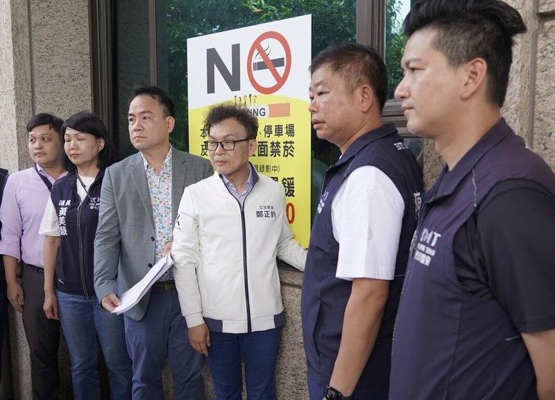 國民黨立委鄭正鈐(右3)指新竹市民進黨人士及罷團懸掛看板的內容為不實指控,1日到新竹地檢署提告加重誹謗等罪。(鄭正鈐提供)中央社記者魯鋼駿傳真 114年7月1日