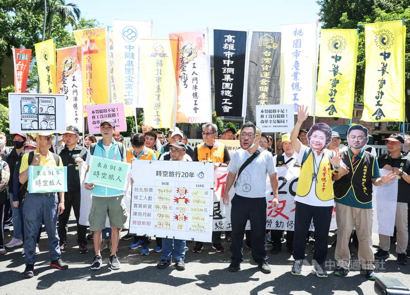 台灣工人鬥陣總工會、尊嚴勞動修法聯盟等團體,1日上午在行政院外舉行「勞退新制20年,勞工退休沒有錢」記者會,現場演出行動劇,說明勞退新制面臨的問題。中央社記者謝佳璋攝 114年7月1日