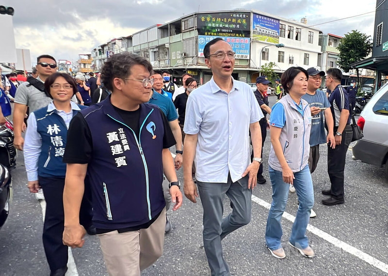 國民黨主席朱立倫(前左2)、台東縣長饒慶鈴(前左3)1日傍晚到台東陪同黨籍立委黃建賓(前左1)掃街,懇託民眾投下不同意罷免票。中央社記者盧太城台東攝 114年7月1日