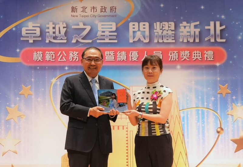 新北市政府模範公務人員暨績優人員頒獎典禮1日登場,文化局專門委員陳春美(右)獲選模範公務人員,受獎後與市長侯友宜(左)合影。(新北人事處提供)中央社記者黃旭昇新北市傳真 114年7月1日