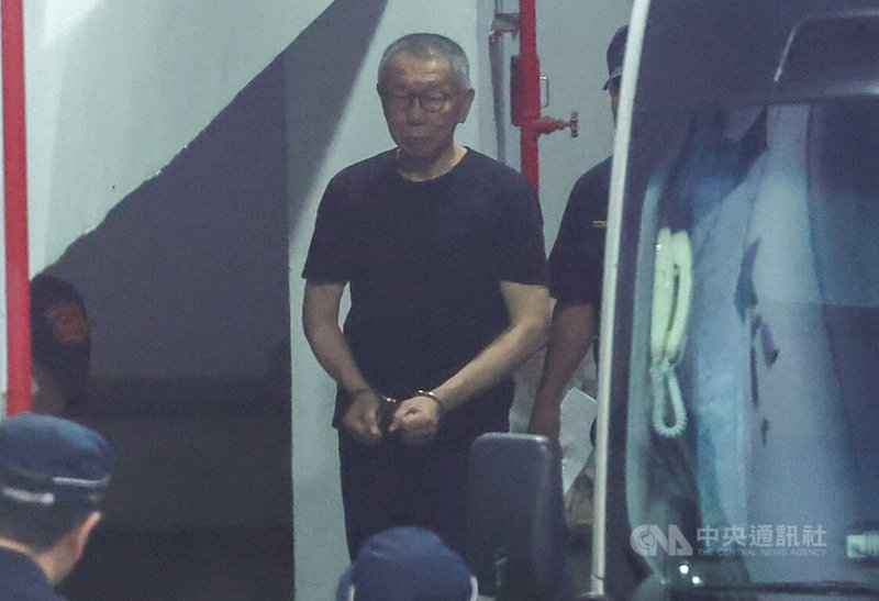 台北地方法院審理京華城案,1日提訊在押的前台北市長柯文哲(中)出庭應訊。中央社記者吳家昇攝 114年7月1日
