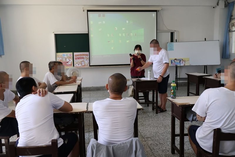 嘉義監獄與勞動部勞動力發展署雲嘉南分署開辦「受刑人就業成長團體」，導入「新興求職詐騙識能」課程，助曾為車手、人頭帳戶的受刑人認清求職陷阱，為復歸社會鋪出更安全道路，近日結訓。（嘉義監獄提供）中央社記者蔡智明傳真  114年7月1日
