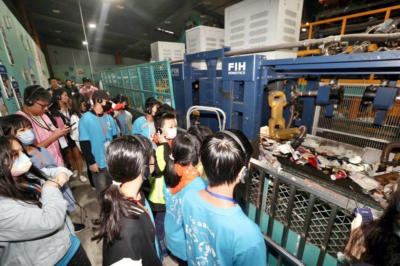 新北市府環保局1日表示,「新北市資源循環教育基地」(圖), 運用AI科技人工手臂自動分辨與分選,提升資源回收效率,同時也是最佳環境教育場域。(新北環保局提供)中央社記者黃旭昇新北傳真 114年7月1日