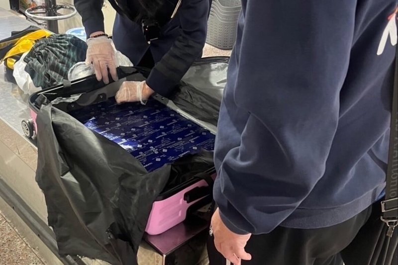 航空警察局1日表示,有販毒集團為吸引民眾運毒以合夥分潤利誘,除原有酬勞還允諾販毒所得部分當報酬,年約60歲陳姓男子為新台幣數百萬元鋌而走險,仍逃不過航警及海關查驗。(航空警察局提供)中央社記者吳睿騏桃園機場傳真 114年7月1日
