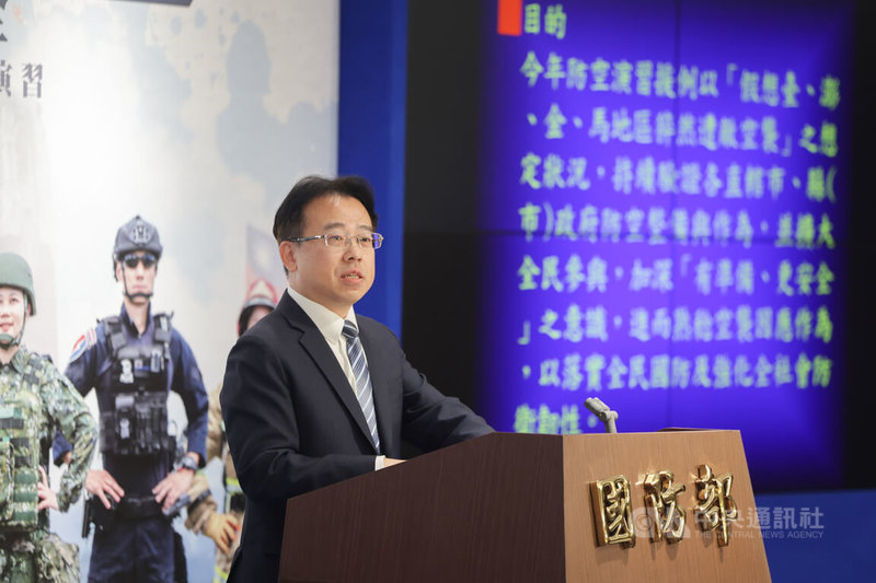 國防部1日在台北召開例行記者會,國防部全動署人力動員處長朱森村(圖)出席說明 「2025城鎮韌性(防空)演習」之規劃,演習訂15日至18日採「分區異時」方式實施演練,演練當日實施警報發放、疏散避難及交通管制等演練,除發放防空警報外,將同時透過「空中威脅告警系統」發送手機告警訊息。中央社記者裴禛攝 114年7月1日