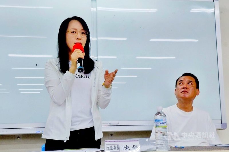 教育部體育署1日舉辦推動原住民族棒球、壘球輔導計畫教練增能研習工作坊,民進黨籍立法委員陳瑩(左)表示,計畫從她於2018年開始推動至今共7年時間,相關預算從新台幣約1700萬元逐年增加至今已達1億500萬元,教練的薪水也從當初的2.9萬元提升到現在約6萬多元。中央社記者吳睿騏桃園攝 114年7月1日