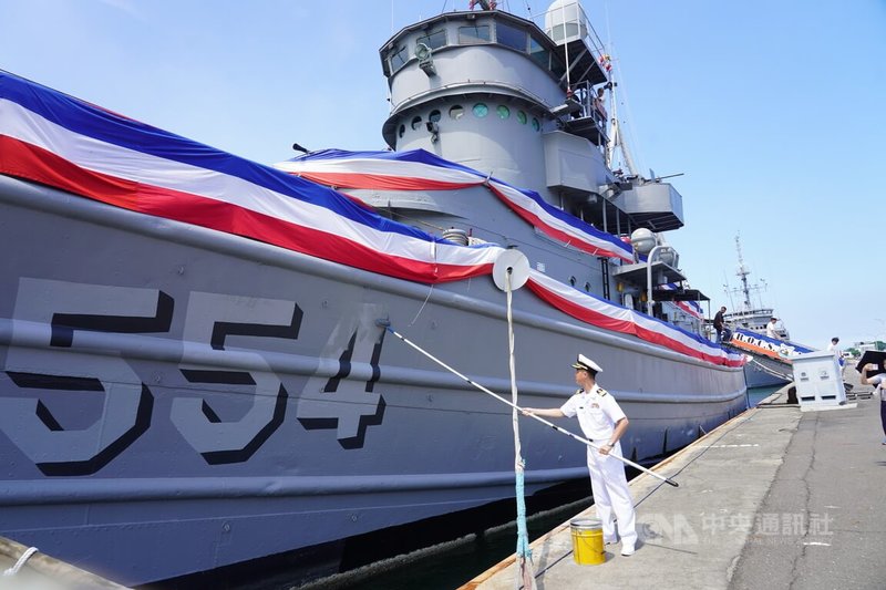 「海軍一九二艦隊大岡軍艦暨永陽軍艦聯合除役典禮」1日在高雄海軍新濱營區舉行,官兵將舷號塗銷,為海軍歷史留下永恆見證。中央社記者董俊志攝 114年7月1日