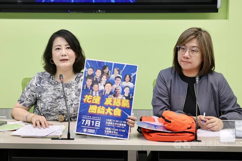 民進黨立法院黨團幹事長吳思瑤(左)1日說,立法院會1日開會通過金融相關民生議案,但國民黨立法院黨團總召傅崐萁卻帶著藍白立委集體翹班,到花蓮辦造勢大會;如果要延會為何不開會,一切都是為了救罷免。右為同黨立委陳培瑜。中央社記者王飛華攝114年7月1日