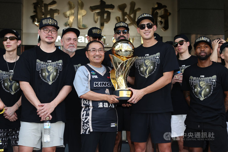 台灣職業籃球大聯盟(TPBL)新北國王封王遊行1日下午登場,途經新北市政府,國王總經理毛加恩(前右2)帶著冠軍獎盃,與市長侯友宜(前中)分享奪冠喜悅。中央社記者王騰毅攝 114年7月1日