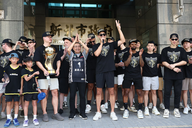 台灣職業籃球大聯盟(TPBL)新北國王冠軍遊行1日舉行,下午抵達新北市政府,市長侯友宜(前左4)親自迎接,國王總經理毛加恩(持麥克風者)致詞時信心喊話,目標3連霸。中央社記者王騰毅攝 114年7月1日