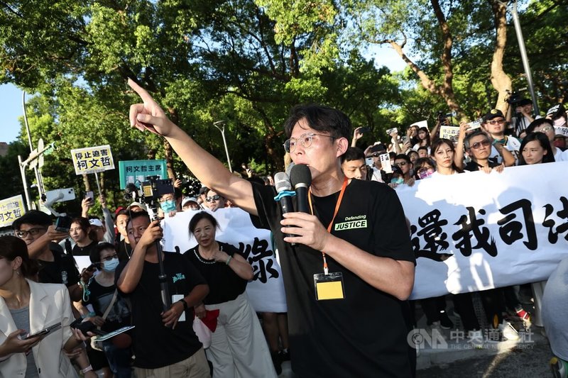 彭振聲妻子1日上午輕生,台灣民眾黨下午在北檢外集結聲援前台北市長柯文哲,台灣民眾黨黨主席黃國昌(前)帶領支持者在台北愛國西路快車道,當囚車經過時高喊口號聲援。中央社記者翁睿坤攝 114年7月1日