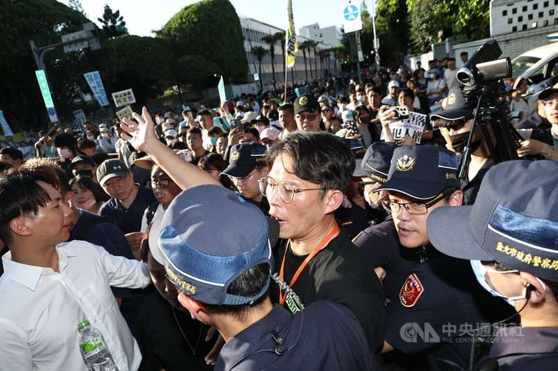 彭振聲妻子1日上午輕生,台灣民眾黨下午在北檢外集結聲援前台北市長柯文哲;台灣民眾黨黨主席黃國昌(前)企圖帶領群眾前往快車道,險與警方發生衝突。中央社記者翁睿坤攝 114年7月1日