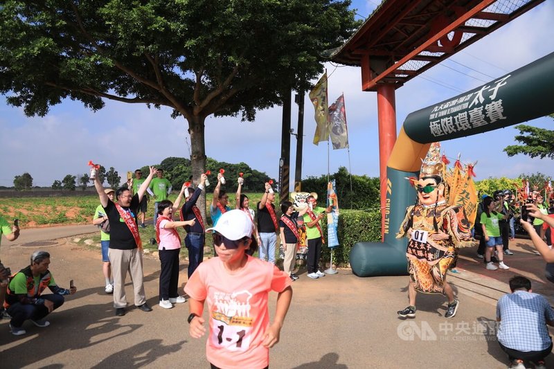 2025第13屆九天盃太子極限環台賽1日起跑,今年共有3支參賽隊伍,包含社會人士、學生共21名選手,一同扛三太子神偶環繞寶島。中央社記者趙麗妍攝 114年7月1日