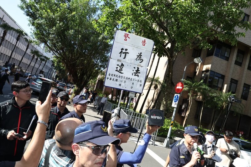 台北地方法院審理京華城案,1日傳喚北市前副市長彭振聲,彭振聲開庭前聽聞妻子過世痛哭失聲。民眾黨號召支持者下午前往北檢外集結,一度發生推擠衝突,警方隨即舉牌警告。中央社記者翁睿坤攝 114年7月1日