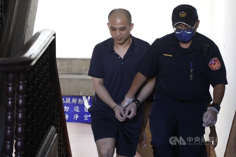 在押中的總統府維安前憲指部211營士官賴重宇(左)涉嫌收賄洩密中共。一審北院判處有期徒刑7年,經上訴,二審台灣高等法院1日首度開庭,賴重宇仍認罪。中央社記者謝幸恩攝 114年7月1日
