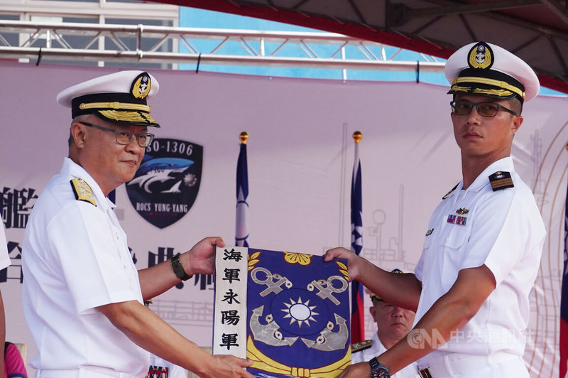 「海軍一九二艦隊大岡軍艦暨永陽軍艦聯合除役典禮」1日在高雄海軍新濱營區舉行,過程中由海軍艦隊指揮部指揮官吳立平(左)宣布除役命令,後續分別由大岡軍艦及永陽軍艦重要幹部呈繳單位旗、印信及艦名牌。中央社記者董俊志攝 114年7月1日