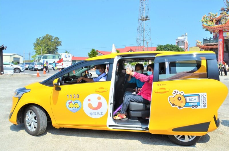 一對情侶近日騎車雙載到台南旅遊時發生爭執,女子被丟包偏郊後痛哭失聲,所幸當地阿嬤推薦「小黃公車」脫困。圖為小黃公車。(台南市政府提供)中央社記者張榮祥台南傳真 114年7月1日