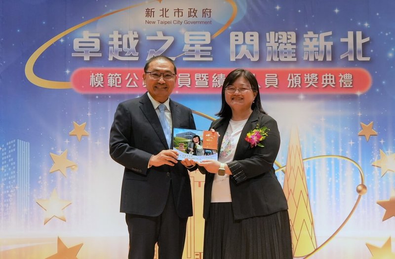 新北市長侯友宜(左)1日主持模範公務人員暨績優人員頒獎典禮,與獲表揚績優人員的衛生局高齡及長期照顧科長侯嘉玲(右)合影。(新北人事處提供)中央社記者黃旭昇新北市傳真 114年7月1日