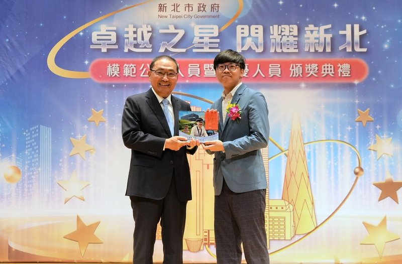 新北市政府模範公務人員暨績優人員頒獎典禮1日舉行，地政局重劃科長王彬權（右）獲表揚績優人員，與市長侯友宜（左）合影。（新北人事處提供）中央社記者黃旭昇新北市傳真  114年7月1日