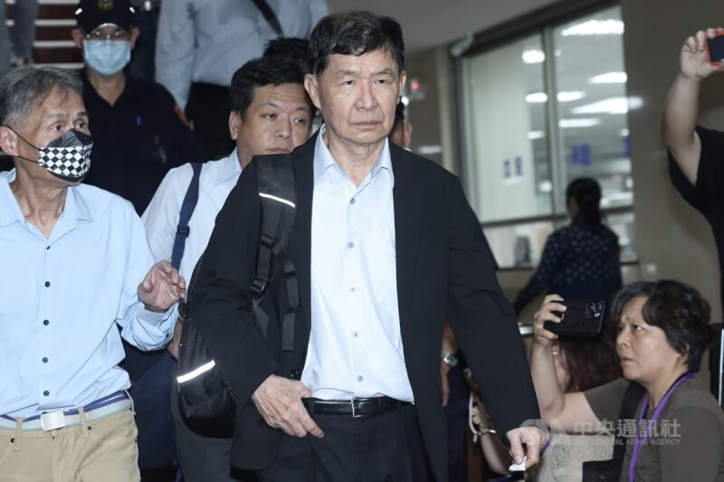台北地方法院審理京華城案,1日傳喚前台北市副市長彭振聲(前),彭振聲因妻子噩耗崩潰痛哭,先行離開法院。中央社記者吳家昇攝 114年7月1日