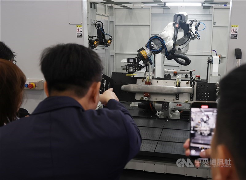 2025全球商機鏈結總動員計畫今天開跑,鎖定拉丁美洲新興市場,邀集35位重量級買主來台,產業涵蓋資通訊、機械、手工具等領域,與近300家台灣業者面對面洽談採購。圖為台北國際工具機展。(中央社檔案照片)