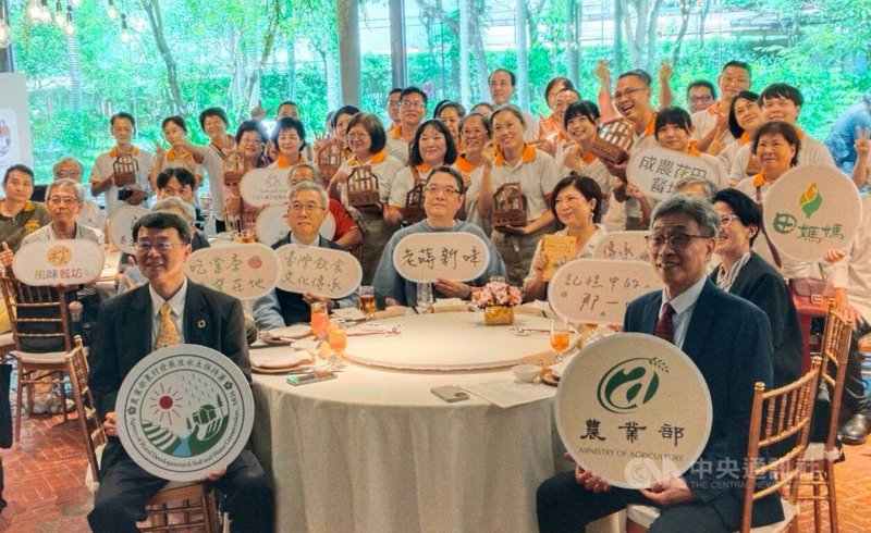 農業部農村發展及水土保持署1日舉行第2屆田媽媽「記憶中的那一味」傳承新食代選拔賽頒獎典禮,農業部長陳駿季(前右)出席。中央社記者汪淑芬攝 114年7月1日