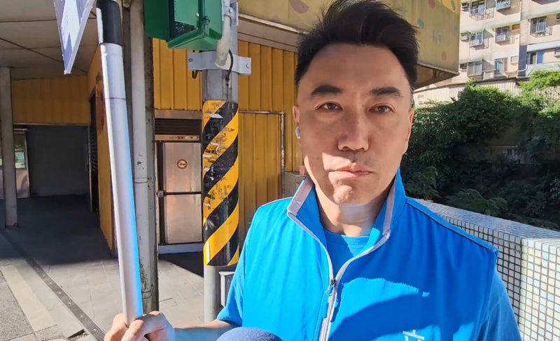 面臨罷免危機的國民黨立委林沛祥(圖)1日上午在基隆市安樂區武嶺街口,手持「7月26日請投不同意罷免林沛祥」標語,向來往市民和用路人打招呼,爭取支持。(讀者提供)中央社記者王朝鈺傳真 114年7月1日
