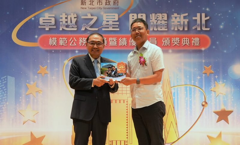 新北市政府1日表揚23名模範公務人員及30名績優人員,市長侯友宜(左)親自出席頒獎,其中捷運工程局工程管理科長洪國智(右)榮獲模範公務人員,雙方一同合影。(新北人事處提供)中央社記者黃旭昇新北市傳真 114年7月1日