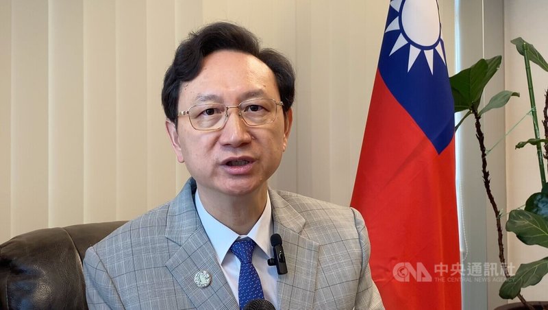 駐新加坡代表童振源向中央社分享,分散進口來源、建立海外農業基地、強化本地農業生產與支持本地生產者,是新加坡強化糧食安全的戰略方向;來自台灣的企業也參與其中、帶動就業與技術移轉,是科技創新與糧食安全相結合的典範。中央社記者吳昇鴻新加坡攝 114年7月1日