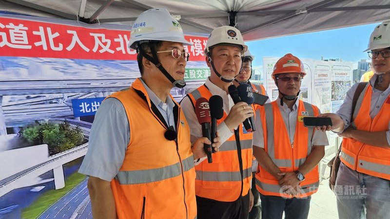 交通部長陳世凱(右2)視察「國道1號五股交流道增設北入及北出匝道改善工程」表示,北出匝道可望10月完工,通車後,民眾就能有交通改善的明顯感受。中央社記者王鴻國攝 114年7月1日