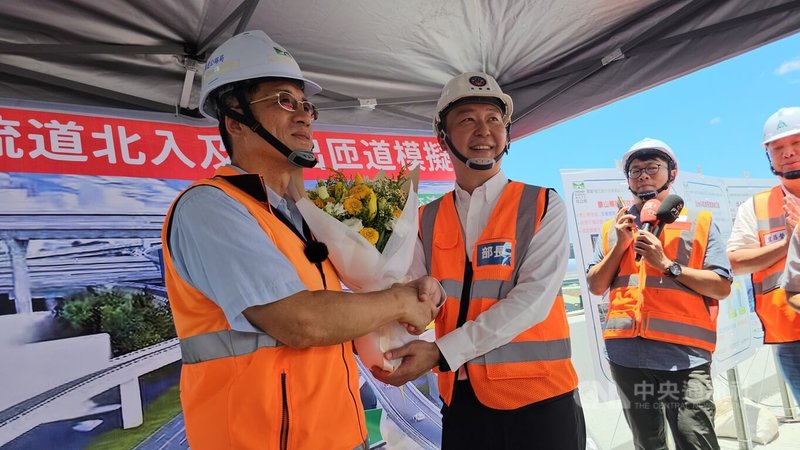 交通部長陳世凱(左2)1日視察「國道1號五股交流道增設北入及北出匝道改善工程」,會後獻花給將退休的高速公路局局長趙興華(左),感謝他在公職生涯的努力與貢獻。中央社記者王鴻國攝 114年7月1日