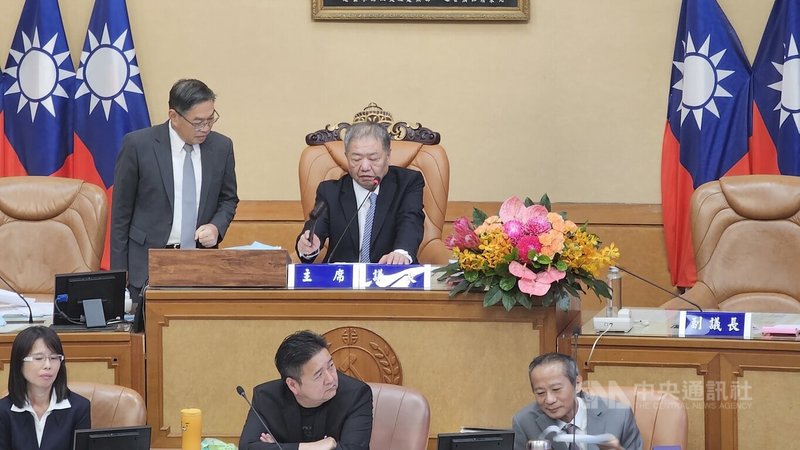 新北市議會議長蔡根煌（後右）敲下議事槌，3讀通過「新北市天燈永續發展自治條例」，確認業者應按預期供應天燈數量購買標章，並繳納永續發展費，以利作為相關天燈災損補償，才能合法販售。中央社記者王鴻國攝 114年7月1日