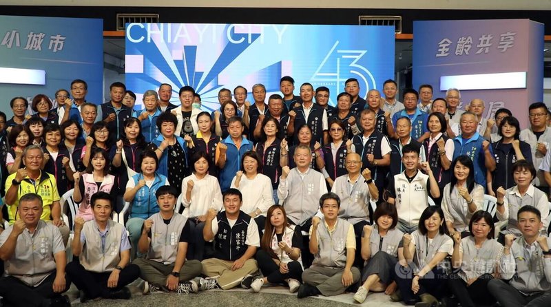 嘉義市政府1日舉辦「嘉義市恢復升格省轄市43週年慶祝活動」,市長黃敏惠(第2排左5)帶領市府團隊與市議員、里長等人共同參與。中央社記者黃國芳攝 114年7月1日