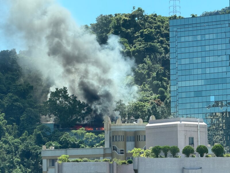 位於台北市信義區象山上的全真東華觀1日發生火警,大量濃煙自山林竄出,警消獲報立即前往灌救。(翻攝照片)中央社記者黃麗芸傳真  114年7月1日