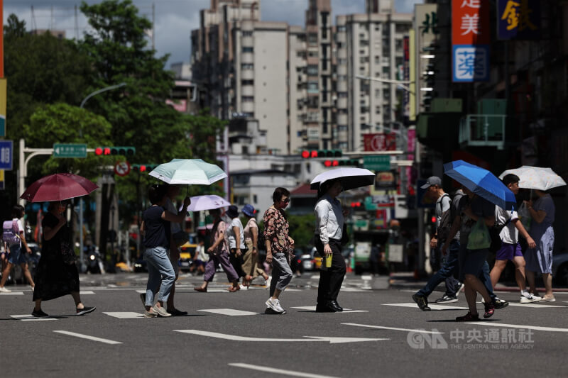 台北市內湖區許多民眾撐傘遮陽。(中央社檔案照片)