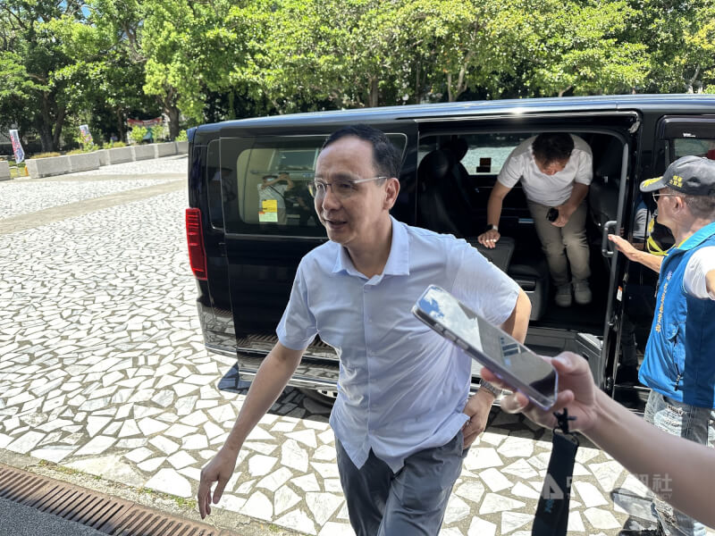 國民黨主席朱立倫(前)受訪表示,檢調全台北中南東針對在野黨大搜索,這是民進黨發動所有司法檢調力量要殲滅在野黨,要把雜質全部打掉、要清洗在野黨,這是台灣民主最大危機。中央社記者李先鳳攝 114年7月1日