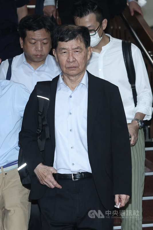 台北地方法院1日審理京華城案,傳喚前台北市副市長彭振聲(前)出庭,原預計上午勘驗彭振聲的偵訊錄音,但因彭振聲家中事故,北院取消上午勘驗程序。中央社記者吳家昇攝 114年7月1日
