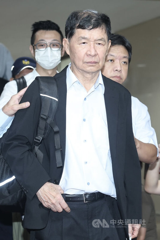 台北地方法院1日審理京華城案,傳喚前台北市副市長彭振聲(前)出庭;彭振聲開庭前聽聞妻子過世消息崩潰痛哭,隨後先行離開法院。中央社記者吳家昇攝 114年7月1日