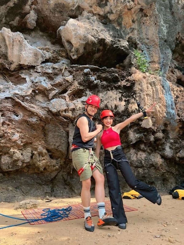 主持人何美(右)主持旅遊實境秀「飛吧!玩客」,帶著陳謙文(左)一起出發泰國甲米(喀比島)挑戰極限運動,2人在這裡挑戰了特有地形「石灰岩攀岩」。(三立提供)中央社記者洪素津傳真 114年7月1日