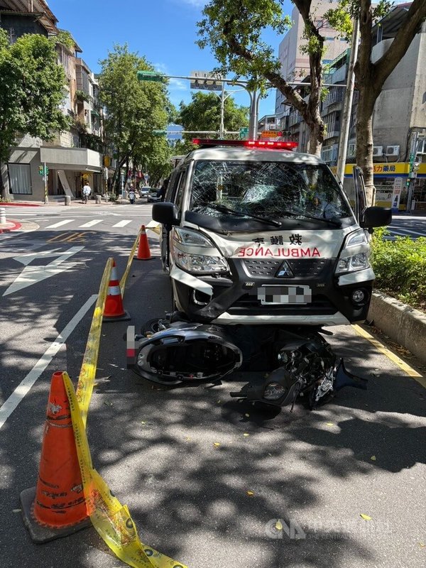台北松山區三民路、富錦街口1日發生死亡車禍，民間救護車駕駛23歲盧男鳴笛護送轉診病患，卻不慎碰撞60歲黃姓男騎士，造成他傷重不治；警方排除盧男酒駕，但查出他無照駕駛。（翻攝照片）中央社記者黃麗芸傳真 114年7月1日