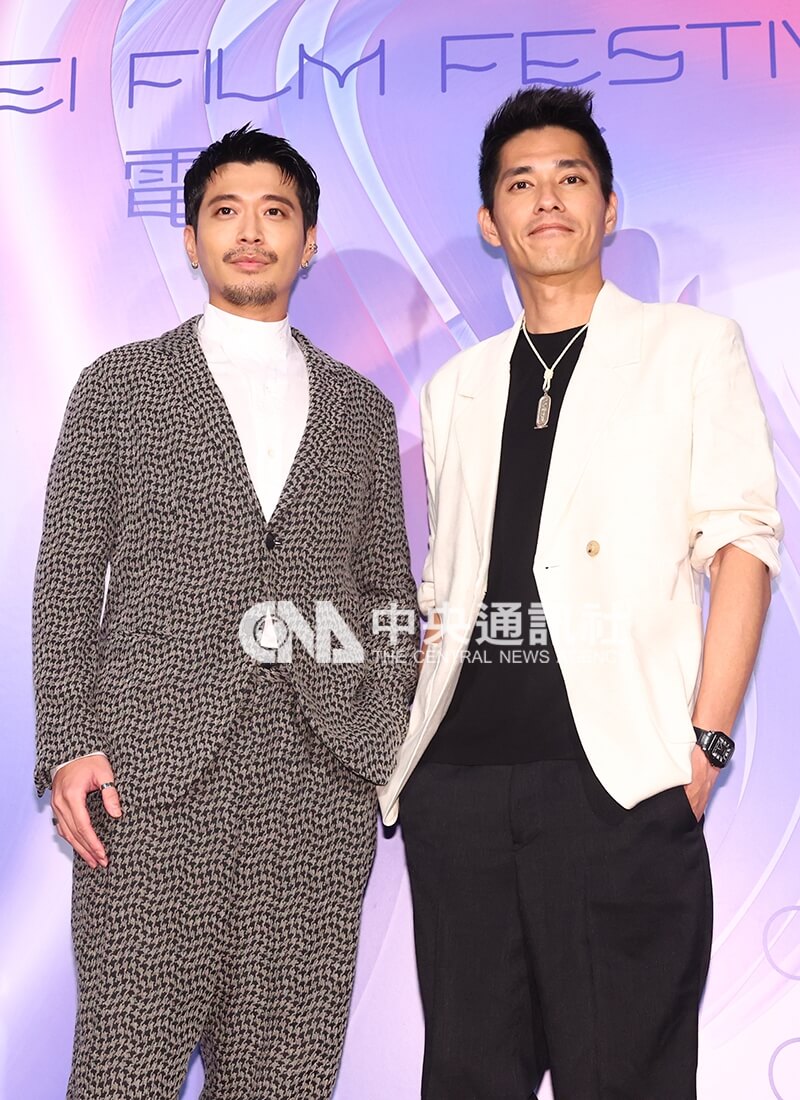 電影「成功補習班」首映會,導演藍正龍(右)、飾演「小志老師」的演員侯彥西(左)出席。中央社記者王騰毅攝 112年7月4日